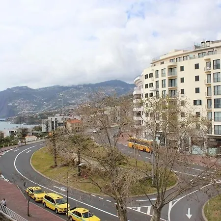 Geraeumige Ferienwohnung Mit Balkon, In Sehr Guter Lage Mit Herrlichem Blick Auf Das Meer Und Die Berge * Funchal (Madeira)