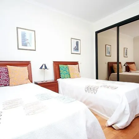 Geraeumige Ferienwohnung Mit Balkon, In Sehr Guter Lage Mit Herrlichem Blick Auf Das Meer Und Die Berge Funchal (Madeira)