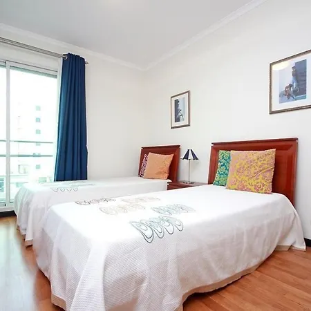 Geraeumige Ferienwohnung Mit Balkon, In Sehr Guter Lage Mit Herrlichem Blick Auf Das Meer Und Die Berge Apartment *