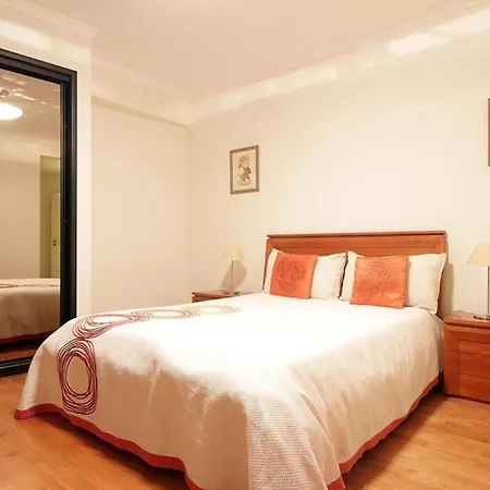 Geraeumige Ferienwohnung Mit Balkon, In Sehr Guter Lage Mit Herrlichem Blick Auf Das Meer Und Die Berge Apartment Funchal (Madeira)