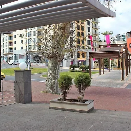 Geraeumige Ferienwohnung Mit Balkon, In Sehr Guter Lage Mit Herrlichem Blick Auf Das Meer Und Die Berge