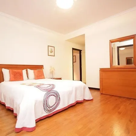 Geraeumige Ferienwohnung Mit Balkon, In Sehr Guter Lage Mit Herrlichem Blick Auf Das Meer Und Die Berge *