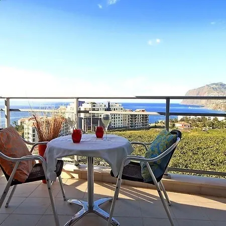 Geraeumige Ferienwohnung Mit Balkon, In Sehr Guter Lage Mit Herrlichem Blick Auf Das Meer Und Die Berge Funchal (Madeira)